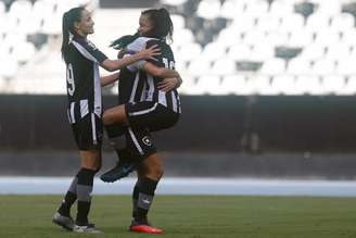 Jogadoras do Botafogo comemora gol contra o Pérolas Negras (Foto: Vitor Silva/BFR)