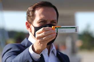 Governador João Doria segura caixa da CoronaVac
30/12/2020
REUTERS/Amanda Perobelli