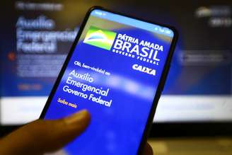 Governo também pretende restringir o pagamento do auxílio emergencial a uma pessoa por família.