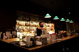 Bartender prepara drink em bar da Filadélfia, EUA, em meio à reabertura de restaurantes com capacidade reduzida
16/01/2021
REUTERS/Hannah Beier