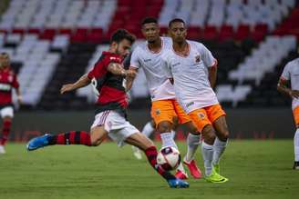 Torcedores tiveram problemas para acompanhar Flamengo x Nova Iguaçu (Foto: Marcelo Cortes/CRF)