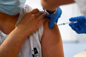 Vacina contra Covid-19 é aplicada em paciente em Madri
04/02/2021 REUTERS/Sergio Perez