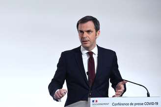 Ministro da Saúde da França, Olivier Verán, durante entrevista coletiva em Paris
04/03/2021 Alain Jocard/Pool via REUTERS