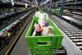 Produtos de supermercado são preparados para entrega em um centro de logística de comércio eletrônico. 21/8/2018. REUTERS/Mike Segar