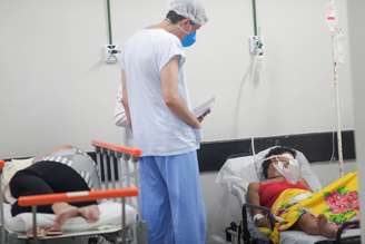 Pacientes com Covid-19 em área improvisada em hospital, em Brasília
8//3/2021 REUTERS/Ueslei Marcelino