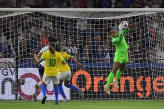 Bárbara, durante partida da Seleção Brasileira feminina (Foto: LOIC VENANCE / AFP)