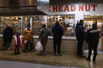 Clientes aguardam na fila em loja da Filadélfia, nos EUA. REUTERS/Hannah Beierr