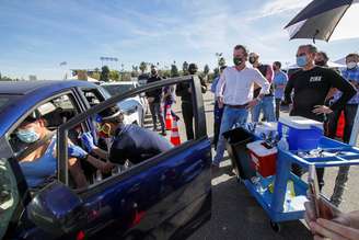 Vacinação no Dodger Stadium, Los Angeles
 15/1/2021 Irfan Khan/Pool via REUTERS