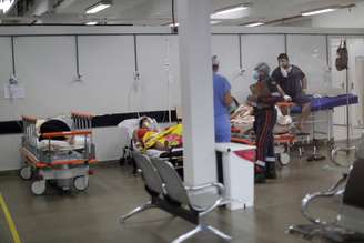 Pacientes acometidos pela Covid-19 em área improvisada em hospital em Brasília. 08/03/2021. REUTERS/Ueslei Marcelino. 

