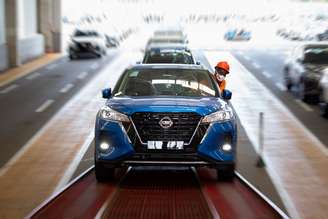 Novo Nissan Kicks 2022 sobe a rampa para subir no caminhão de transporte.