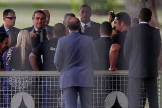 Presidente Jair Bolsonaro conversa com apoiadores na entrada do Palácio da Alvorada
17/03/2021
REUTERS/Ueslei Marcelino