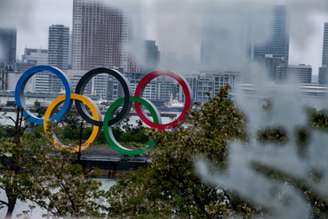 Anéis olímpicos na Marina de Tóquio (Foto: AFP)