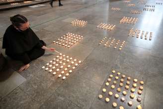 Velas são acesas na catedral de Blackburn para marcar um ano do primeiro lockdown contra a Covid-19 no Reino Unido
23/03/2021 REUTERS/Molly Darlington