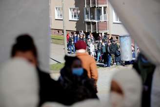 Passageiros que chegaram da Polônia aguardam por teste de coronavírus na fronteira com a Alemanha.
22/03/2021 REUTERS/Hannibal Hanschke