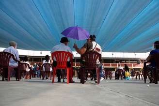 Idosos aguardam vacinação em Lima
 23/3/2021  REUTERS/Sebastian Castaneda