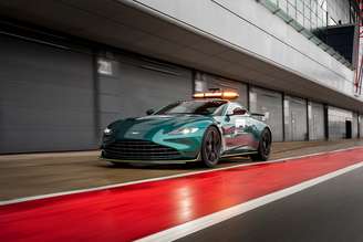Aston Martin Vantagem: primeiro carro a desafiar um Mercedes como safety car em 25 anos.