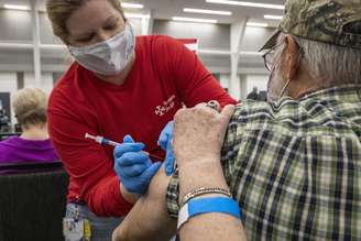 Internação de idosos com mais de 65 anos cai 85% nos EUA após vacinação