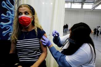 Mulher recebe vacina contra Covid-19 em Petah Tikva, cidade de Israel
28/01/2021 REUTERS/Ammar Awad