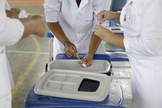 Profissionais de saúde preparam doses de vacina contra Covid-19 para aplicação em Belford Roxo
31/03/2021 REUTERS/Ricardo Moraes