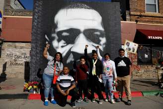 Família posa para foto na Praça George Floyd em Mineápolis
03/04/2021 REUTERS/Octavio Jones