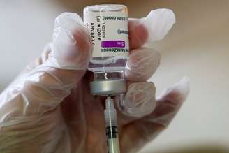 Profissional de saúde prepara dose de vacina da AstraZeneca contra covid-19 em centro de vacinação em Ronquieres, na Bélgica
06/04/2021 REUTERS/Yves Herman