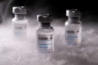 Frascos rotulados como de vacina contra Covid-19 em foto de ilustração
04/12/2020 REUTERS/Dado Ruvic