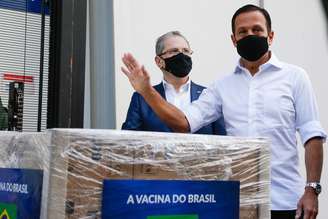 O secretário estadual de Saúde, Jean Gorinchteyn (e), o governador de São Paulo, João Doria (PSDB), participam da entrega de mais 1 milhão de doses da vacina CoronaVac para o Ministério da Saúde