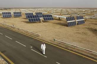 Instalações de geração de energia solar na Arábia Saudita; governo do reino tem prometido impulsionar uso de fontes renováveis
REUTERS/Fahad Shadeed