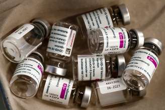Ampolas vazias da vacina da AstraZeneca contra Covid-19
25/02/2021
REUTERS/Sergio Perez