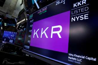 Logo da KKR em painel na bolsa de valores de Nova York, EUA 
23/08/2018
REUTERS/Brendan McDermid