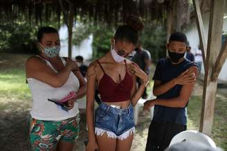 Familiares são vacinados em quilombo de Magé (RJ)
 7/4/2021   REUTERS/Pilar Olivares