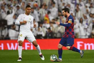 Dois pontos separam os gigantes espanhóis em La Liga (Foto: GABRIEL BOUYS / AFP)