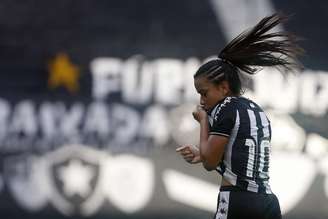Vivian também revelou que o nível dos treinamentos aumentaram (Foto: Vítor Silva/Botafogo)