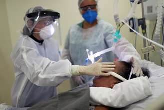 Cirurgiã dentista trata paciente com covid-19 em UTI de hospital em São Paulo
08/04/2021
REUTERS/Amanda Perobelli