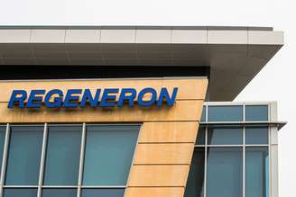Logo da Regeneron em prédio da empresa em Tarrytown, Nova York
17/09/2020 REUTERS/Brendan McDermid