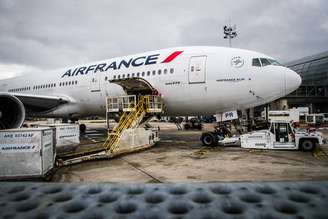 Avião da Air France no Aeroporto Charles de Gaulle, perto de Paris