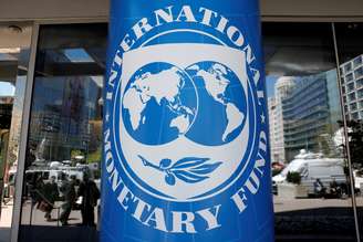 Logotipo do Fundo Monetário Internacional é visto do lado de fora do prédio da sede do organismo durante a reunião de primavera do FMI/Banco Mundial em Washington, EUA, em 20 de abril de 2018. REUTERS/Yuri Gripas