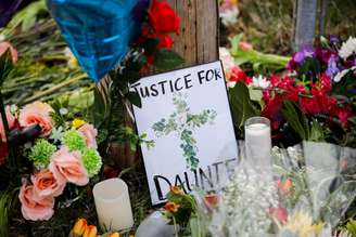 Homenagem a Daunte Wright, morto por uma policial em Brooklyn Center, no Minnesota
 13/4/2021   REUTERS/Nick Pfosi