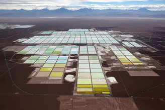 Vista aérea de piscinas de salmoura e áreas de processamento da mina de lítio SQM na salina de Atacama, no deserto de Atacama, norte do Chile. 10/01/2013. REUTERS/Ivan Alvarado/Foto de arquivo