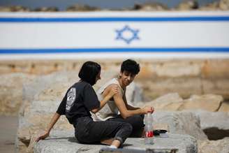 Pessoas conversam ao ar livre em Israel