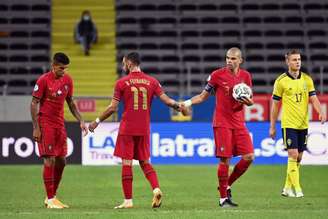 Cancelo e Bruno, os dois primeiros da esquerda para a direita, jogam na Inglaterra (Foto: JONATHAN NACKSTRAND / AFP)