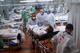 Paciente com Covid-19 é transferido em hospital de campanha em Santo André (SP)
07/04/2021
REUTERS/Amanda Perobelli