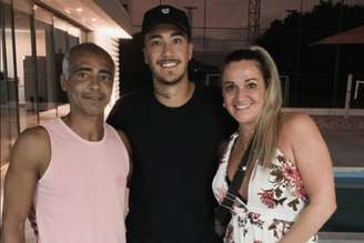 Romário (esquerda), seu filho Romarinho (centro) e a mãe Mônica Santoro (esquerda) comemorando descoberta do sexo biológico do primeiro filho de Romarinho (Reprodução / Instagram)