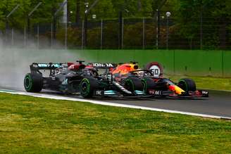 Lewis Hamilton e Max Verstappen duelam pelo título da temporada 2021 da F1 