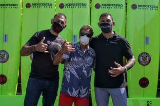 Os irmãos Rogério Minotouro e Rodrigo Minotauro com o surfista Rico de Souza (Foto: divulgação)