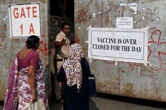 Policial pede que pessoas que foram se vacinar contra Covid-19 voltem pra casa por causa de falta de doses em Mumbai, na Índia
03/05/2021 REUTERS/Francis Mascarenhas