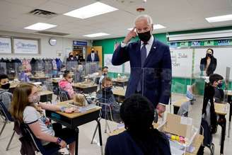 Joe Biden em escola na Virgínia
 3/5/2021    REUTERS/Jonathan Ernst 