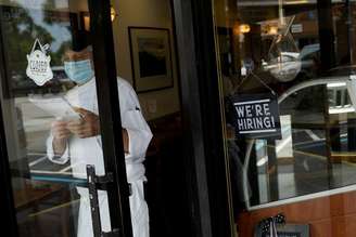 Placa anunciado contratação em restaurante de Miami, EUA., May 18, 2020. REUTERS/Marco Bello