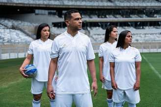 A camisa branca da Raposa já esta disponível para os torcedores celestes-(Bruno Hadadd/Cruzeiro)