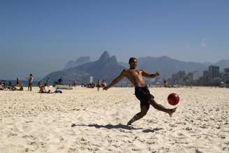 Homem brinca com bola na praia de Ipanema durante pandemia de Covid-19 no Rio de Janeiro
08/08/2020 REUTERS/Pilar Olivares